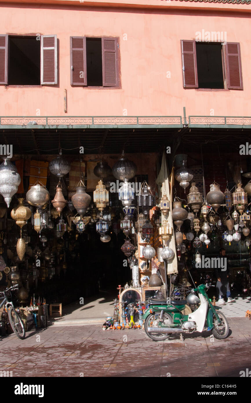 Shoppen Sie in den Souks von Marrakesch, Marokko Stockfoto