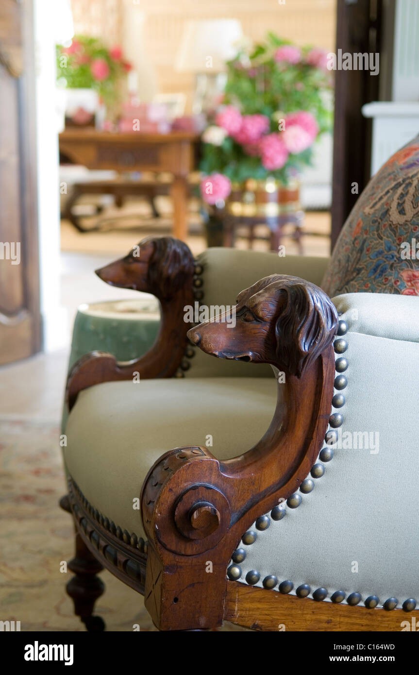 Sessel mit aus Holz geschnitzten Hund Köpfe detail Stockfoto