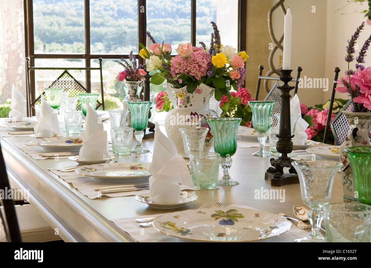 Herend China am gedeckten Tisch mit Vase mit Blumen Stockfoto
