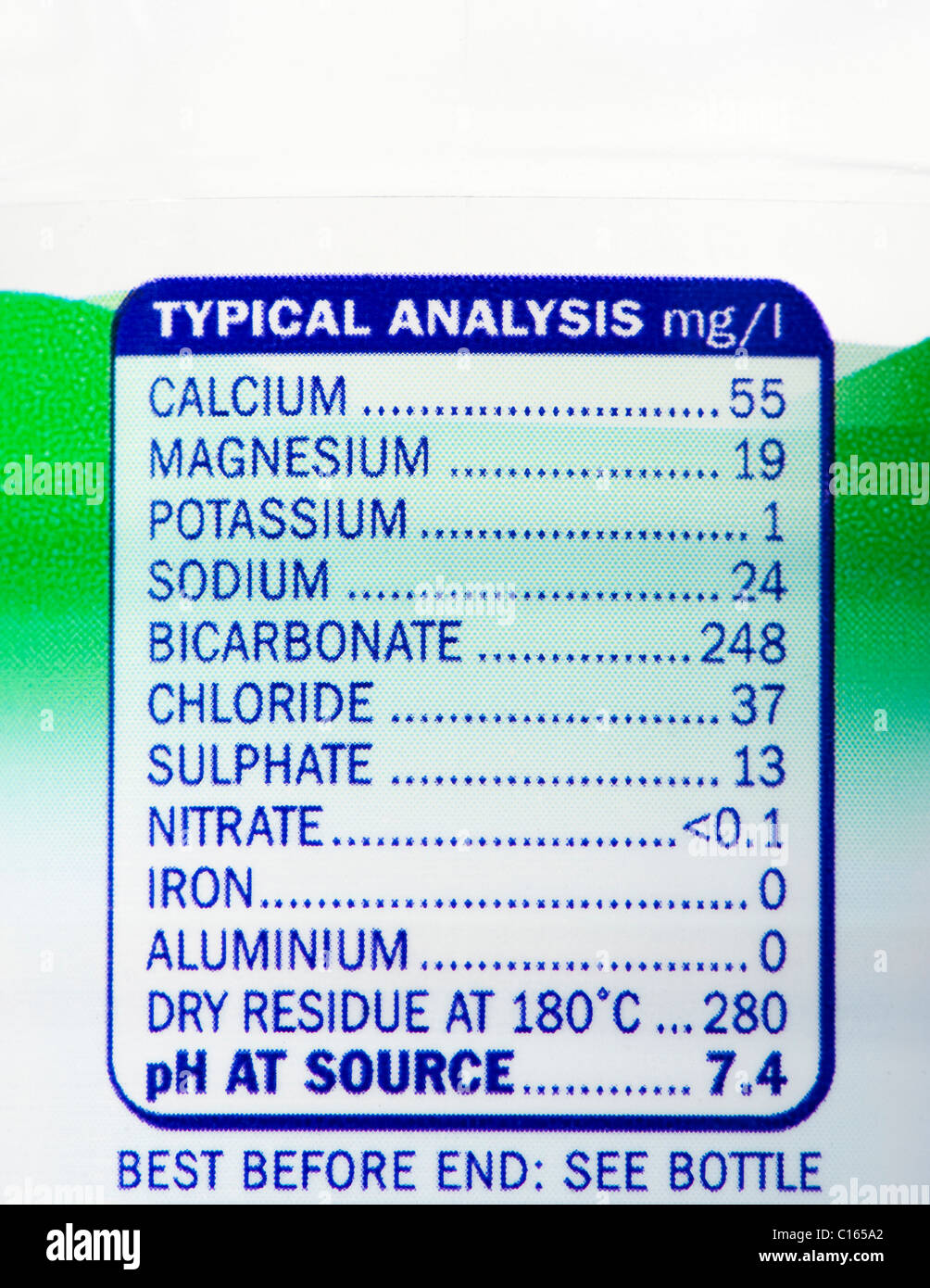 Stilles Mineralwasser in der Flasche mit Inhalt Label detail Stockfoto