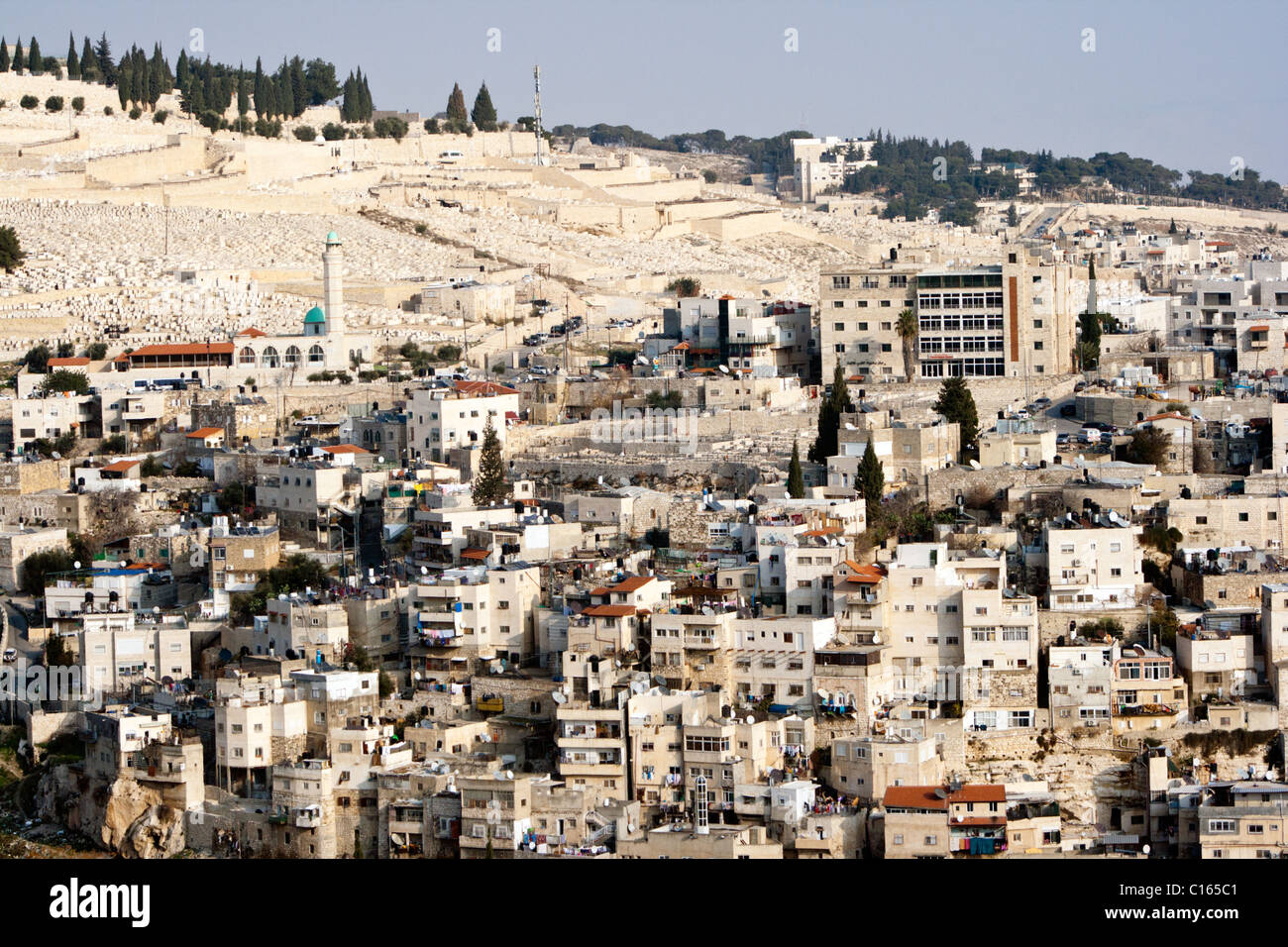 Blick von der alten Stadtmauer auf Ost-Jerusalem und ein Teil von dem Ölberg. Israel Stockfoto