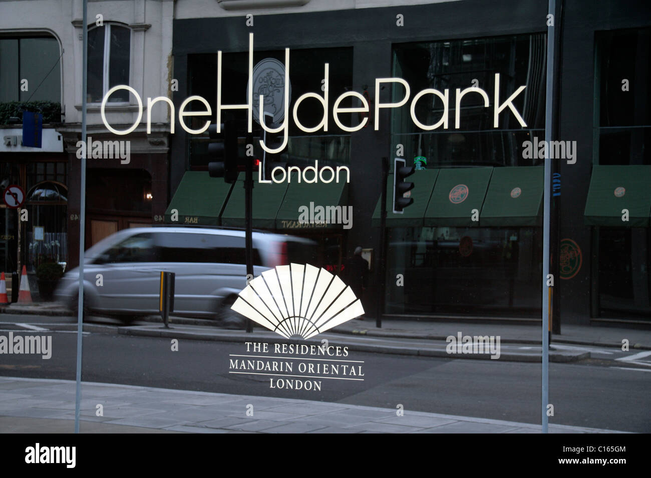 Der One Hyde Park London Logo, Knightsbridge, London, UK. Stockfoto