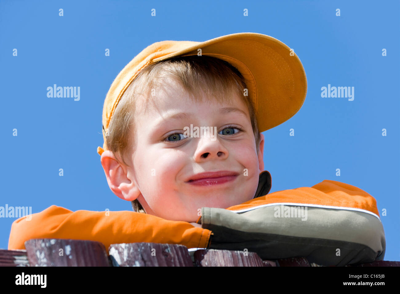 Porträt eines jungen, sechs Jahre alt, trägt eine Baseballkappe Stockfoto