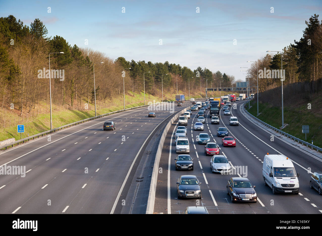 Montagmorgen Verkehr auf dem neuen 4 beschäftigt vierspurigen Abschnitt der Autobahn M1 in der Nähe der Kreuzung 25 Nottingham England gb Vereinigtes Königreich Eu Stockfoto