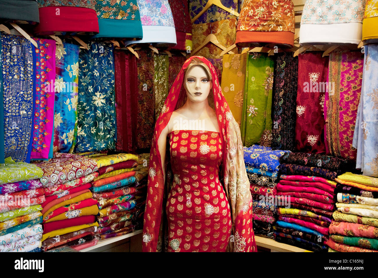 Sari Shop in Southall im Westen Londons, auch bekannt als "Little India" von einigen, ist eine Fläche, die fast vollständig von einer indischen Gemeinschaft besiedelt. Stockfoto
