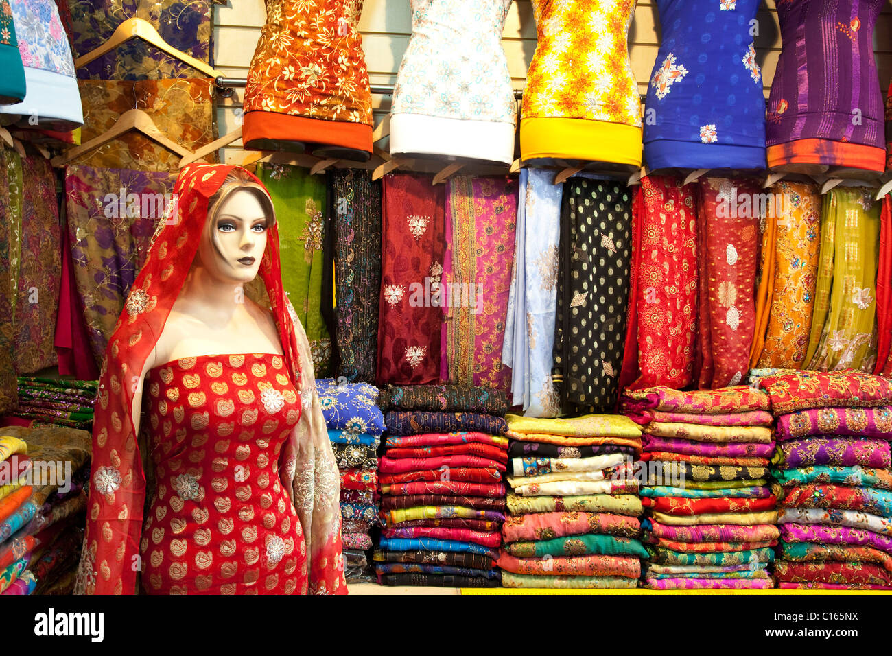 Sari Shop in Southall im Westen Londons, auch bekannt als "Little India" von einigen, ist eine Fläche, die fast vollständig von einer indischen Gemeinschaft besiedelt. Stockfoto