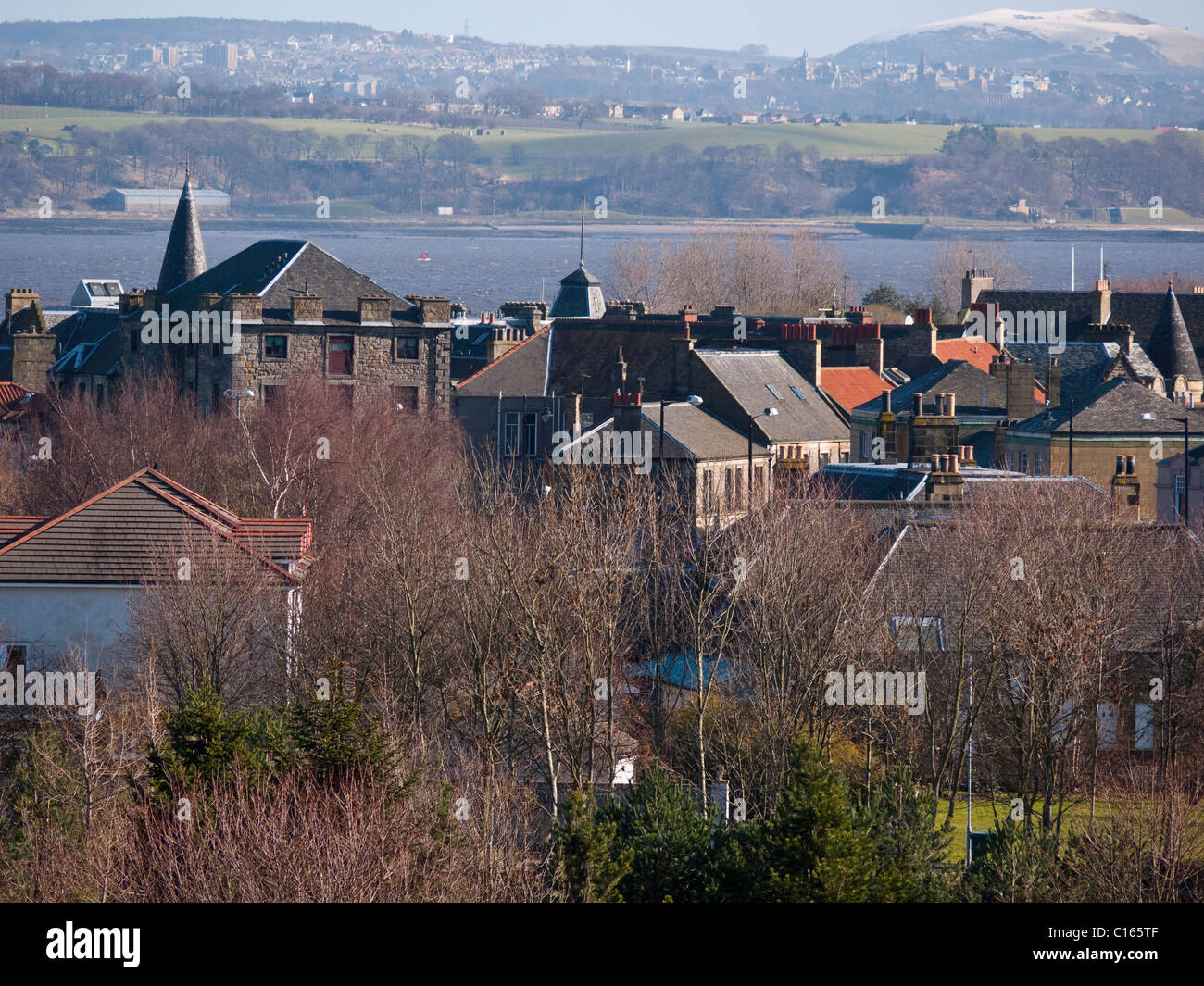 Jugendakademien mit Blick auf den Fluss Forth, Fife. Stockfoto