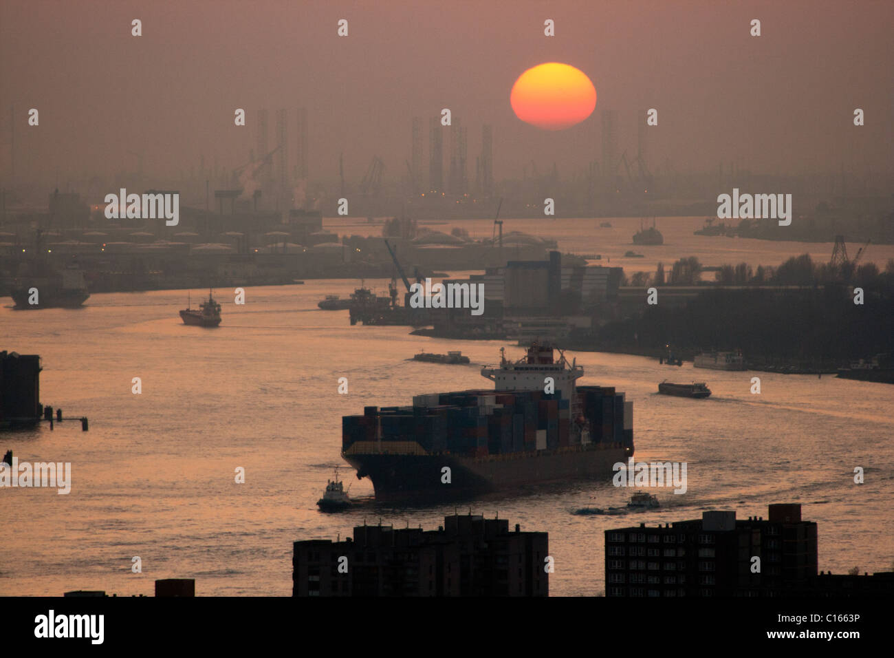 Hafen von Rotterdam bei Sonnenuntergang Stockfoto