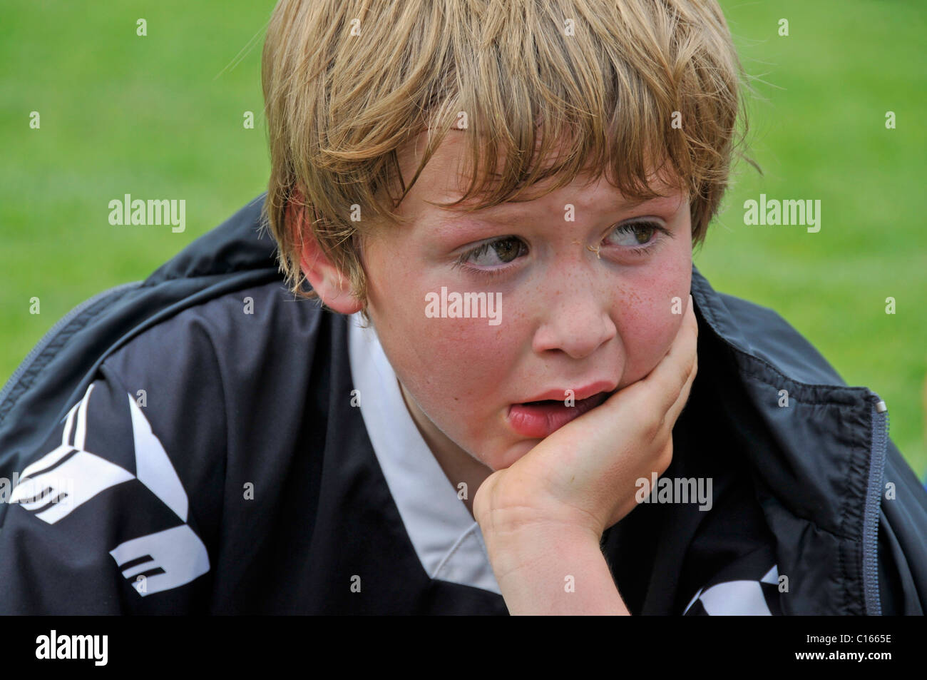 Ein acht-jährige Spieler der f-2 Junior League, sehr enttäuscht und Tränen nach einer Niederlage in der Nähe Stockfoto
