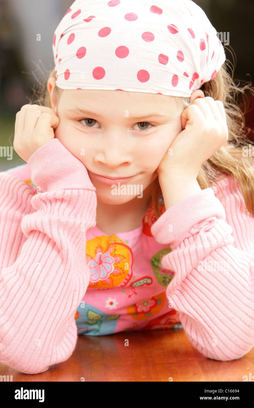 Mädchen, 8 Jahre alt, ein Kopftuch unterstützen den Kopf in