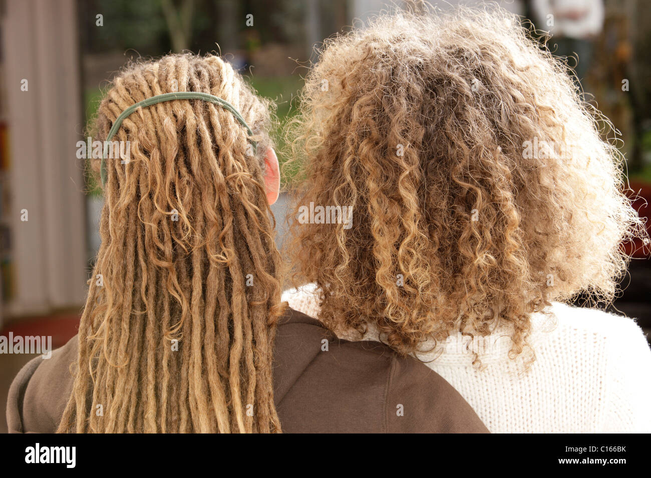 Ein Mann Mit Rastafari Haare Dreadlocks Und Eine Frau Mit Naturlichen Locken Stockfotografie Alamy