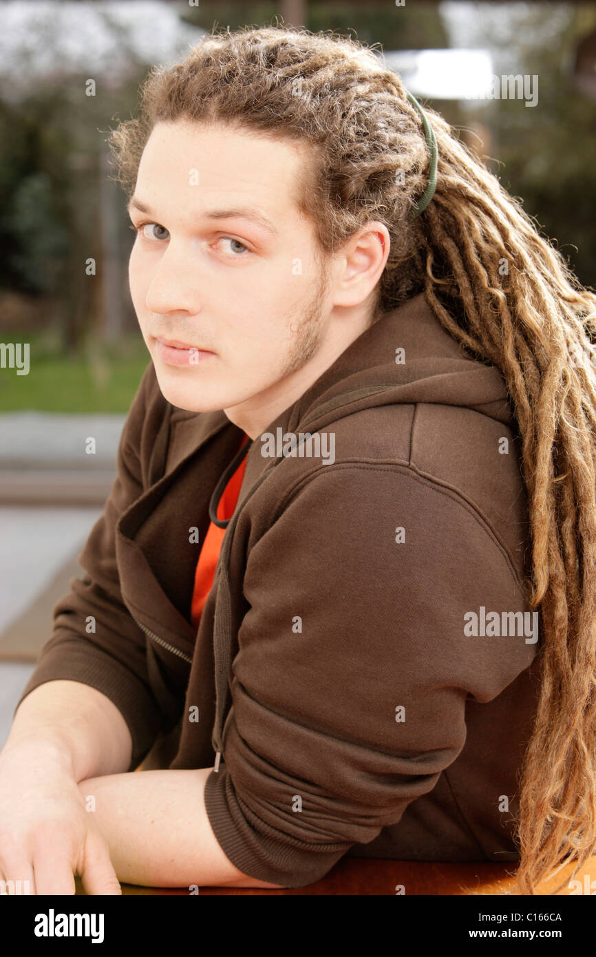Ein Mann mit Rastafari Haare, Dreadlocks, Blick in die Kamera Stockfoto
