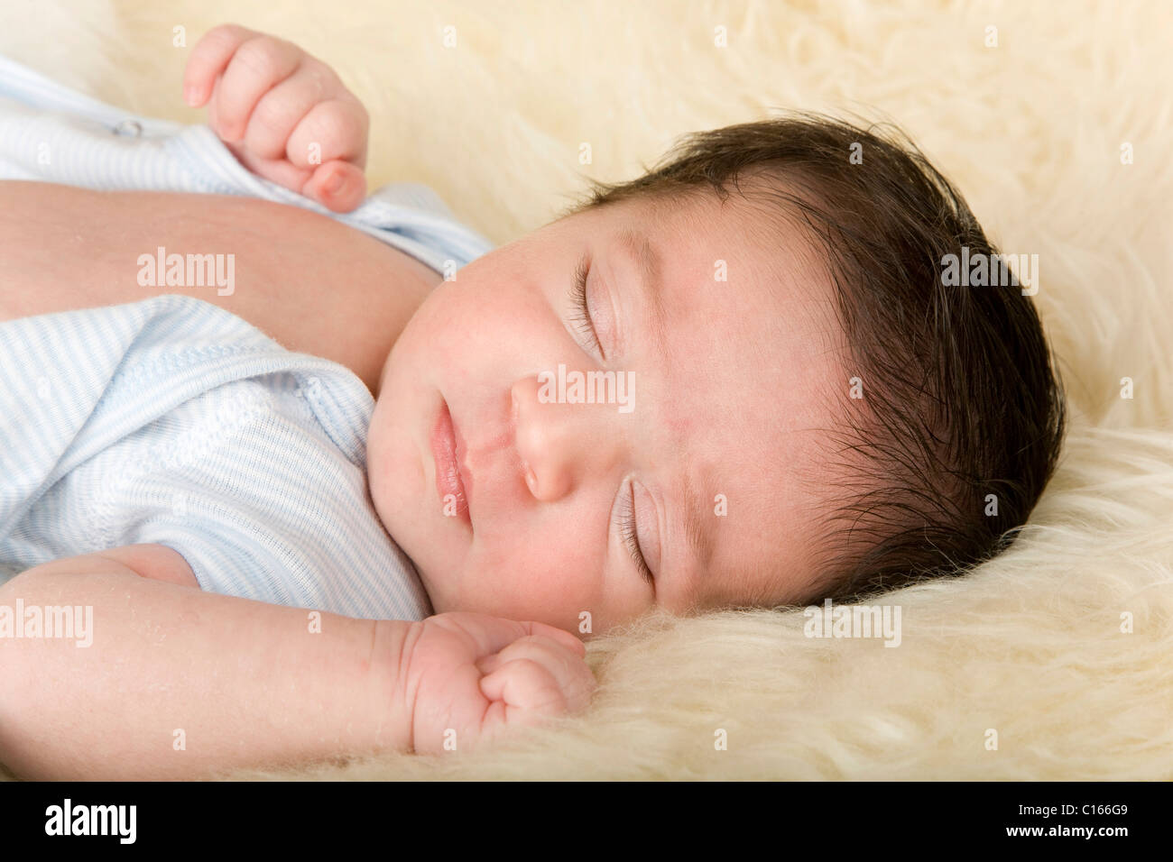 Neugeborenes Baby, zwei Wochen alt, schlafen Stockfoto