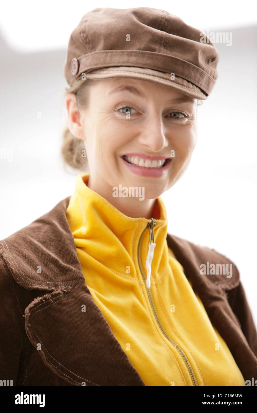 Eine Frau trägt einen Hut grinsend Stockfoto