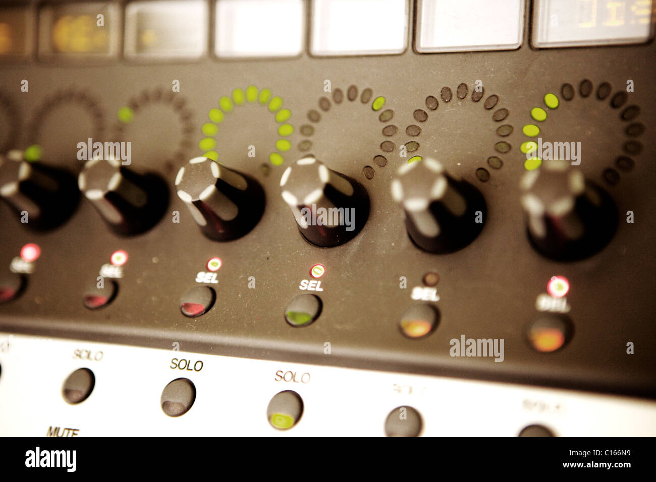 Film editing Suite und Mischpult verwendet in der Produktion von Filmen und Werbespots oder Anzeigen von Redakteuren und Regisseuren. Stockfoto