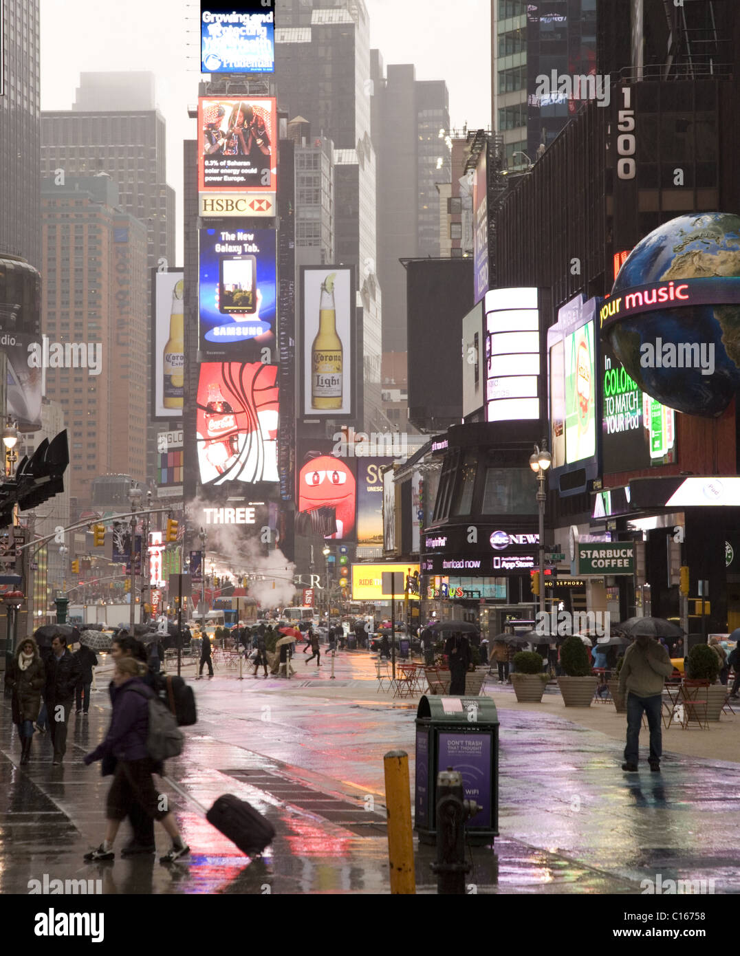 Rainy Day in New York City. 42nd Street 7th Ave., Times Square nachschlagen. Stockfoto