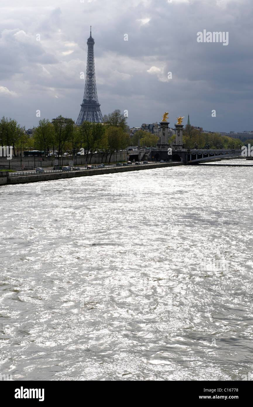 Eiffelturm in Gewitterstimmung am Seineufer, Paris, Stadtzentrum, Frankreich, Europa Stockfoto
