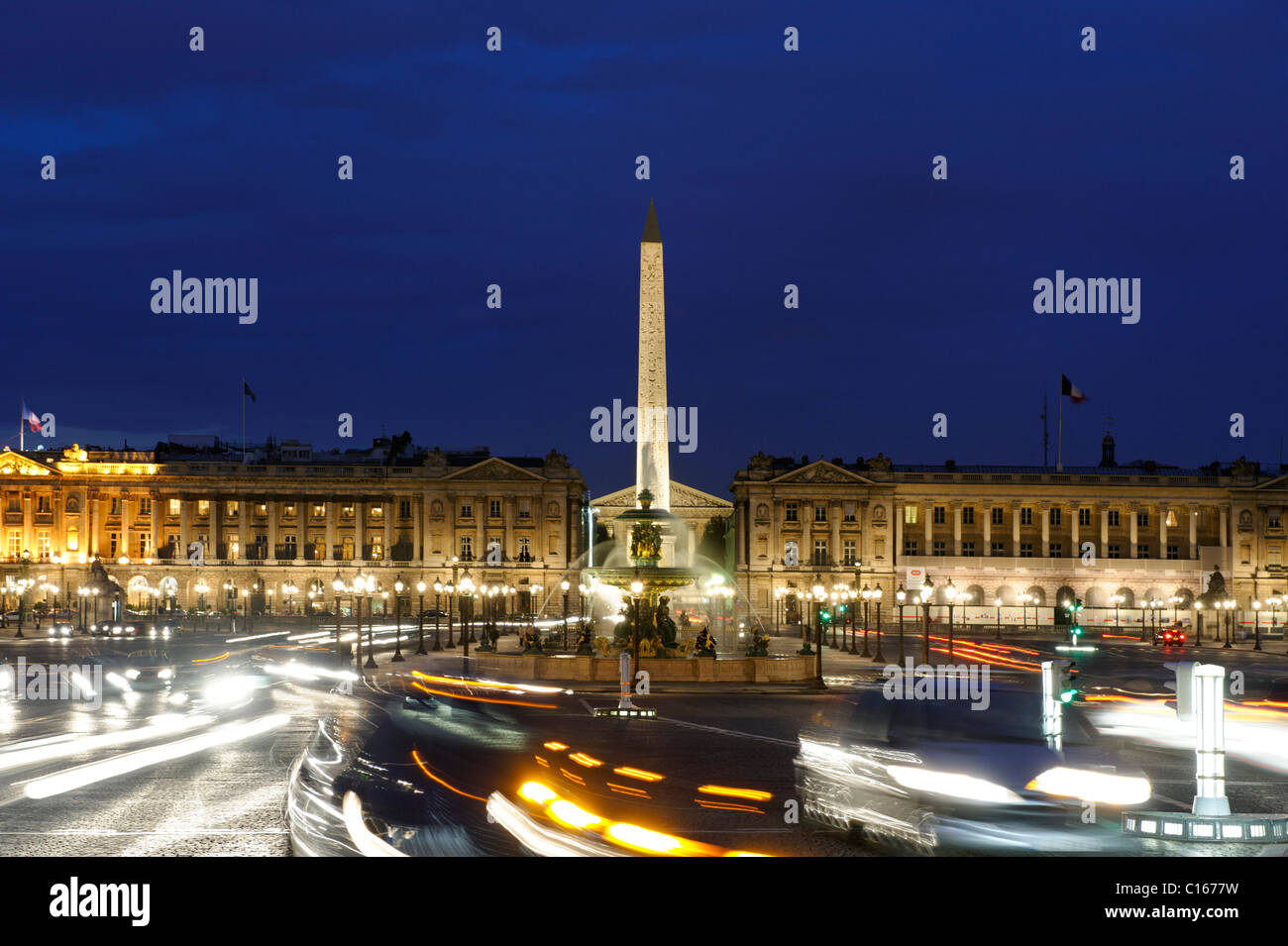 Stadtverkehr und Obelisken an der Place De La Concorde, Galerie Nationale du Jeu de Paume, Musee de l ' Orangerie, Paris, Frankreich Stockfoto