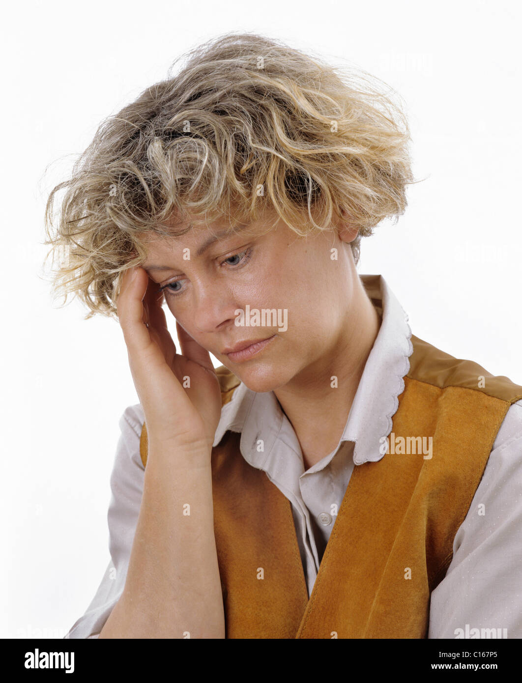 Eine blonde Frau mit einer kontemplativen, besorgt, traurigen Ausdruck lehnt ihren Kopf gegen ihre Rechte hand Stockfoto
