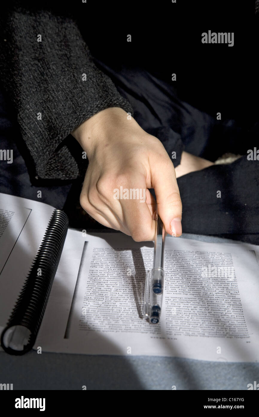 Weibliche College Student Studium Soziologie Material für eine Klasse. Stockfoto