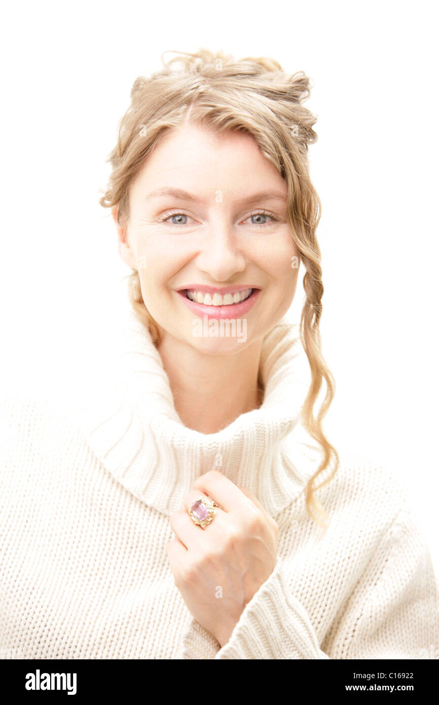 Blonde Frau mit lockigem Haar tragen einen weiße Schildkröte Kragen, lachen Stockfoto
