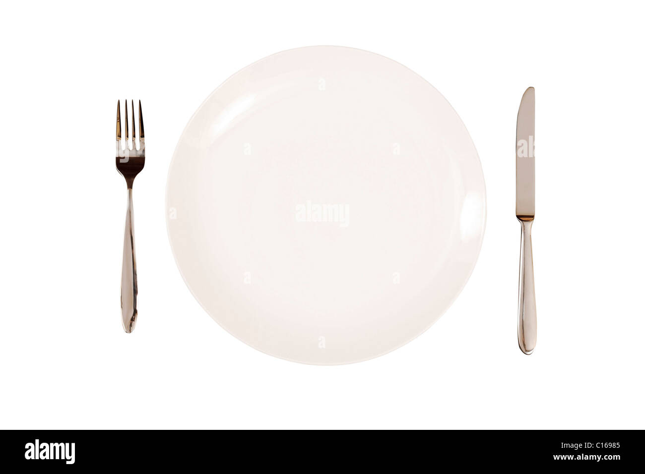 Weißen Teller mit Messer und Gabel isoliert auf einem weißen Hintergrund. Mit Beschneidungspfad Stockfoto