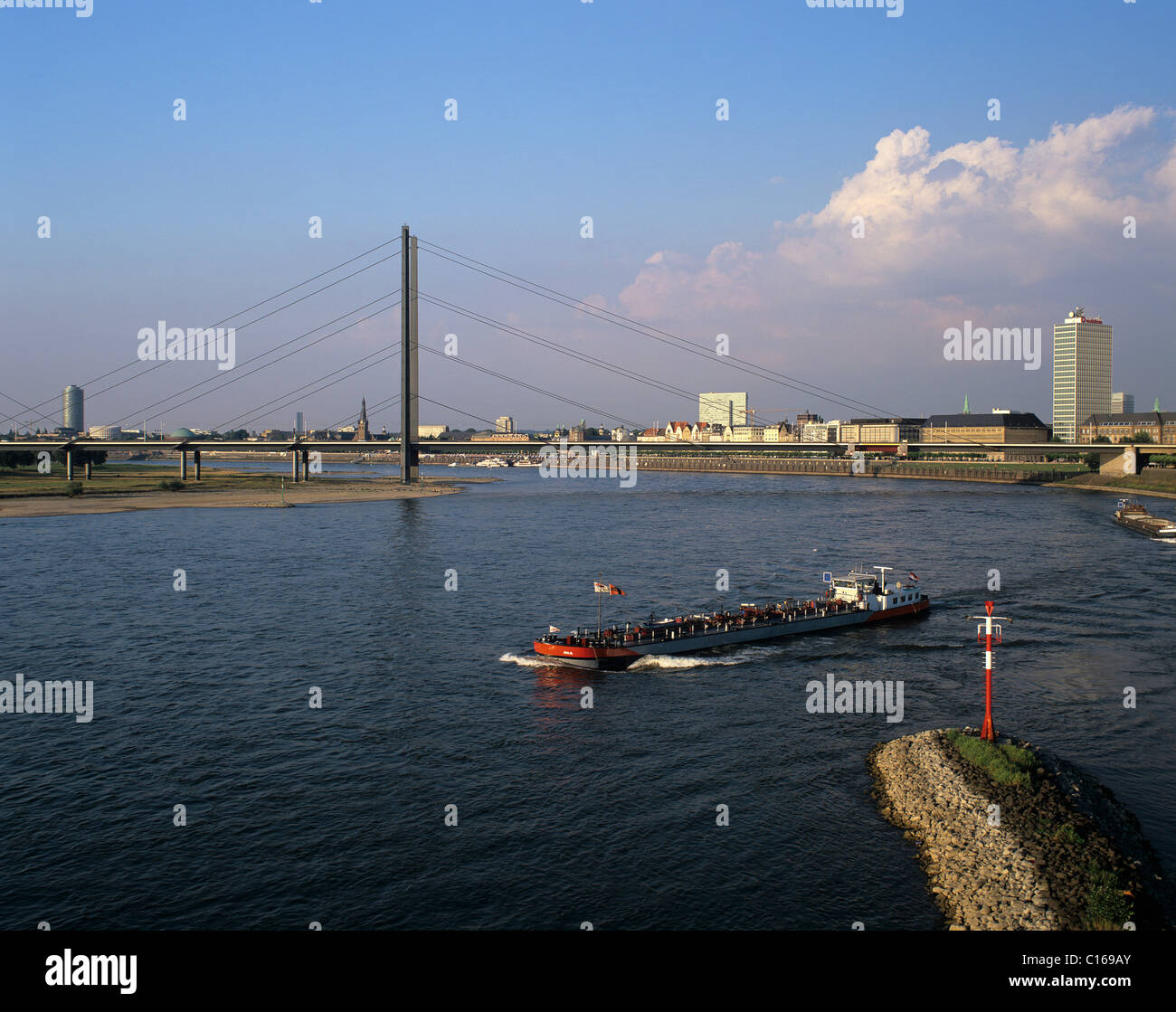 Blick entlang des Rheins mit Blick auf die Oberkasseler Brücke und Altstadt, Düsseldorf Stockfoto