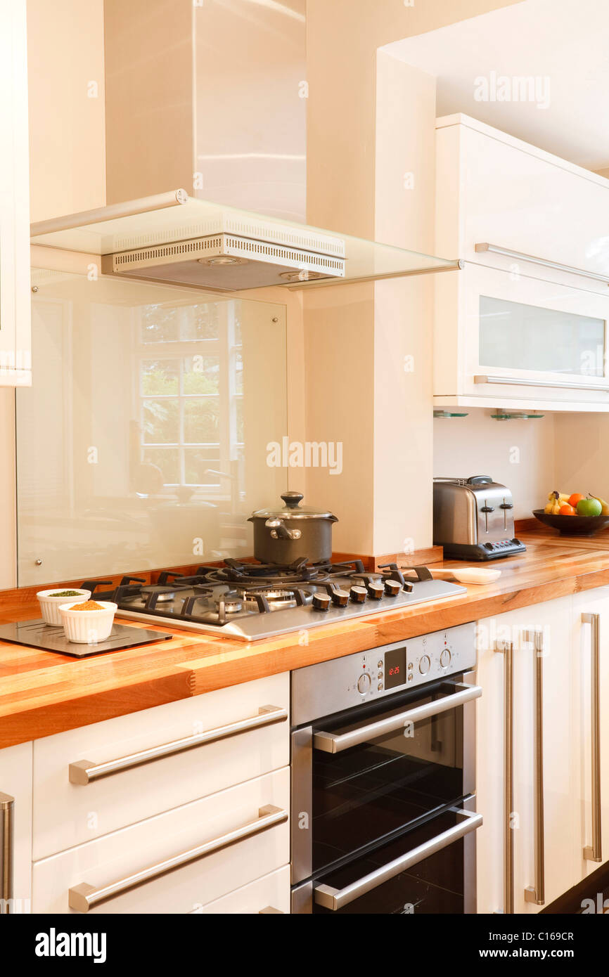 Interiors modern cream kitchens -Fotos und -Bildmaterial in hoher ...