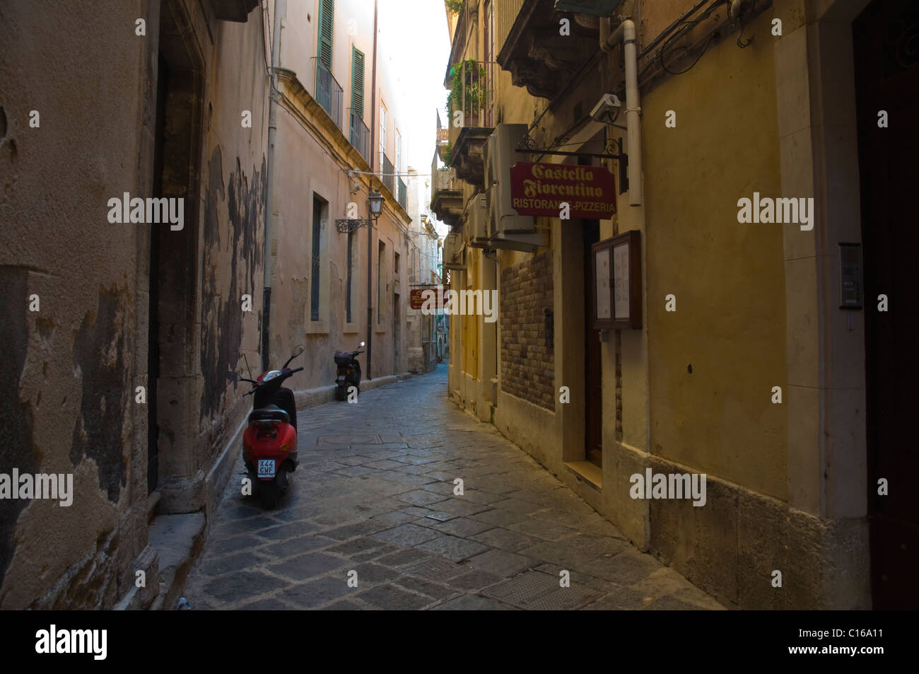 Schmale Gasse Ortigia Insel Altstadt Syrakus Sizilien Italien Europa Stockfoto