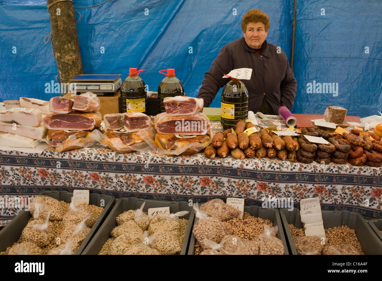 Frau verkauften Fleisch und Bohnen und Käse am Samstagmorgen Markt in Estremoz, Portugal Stockfoto