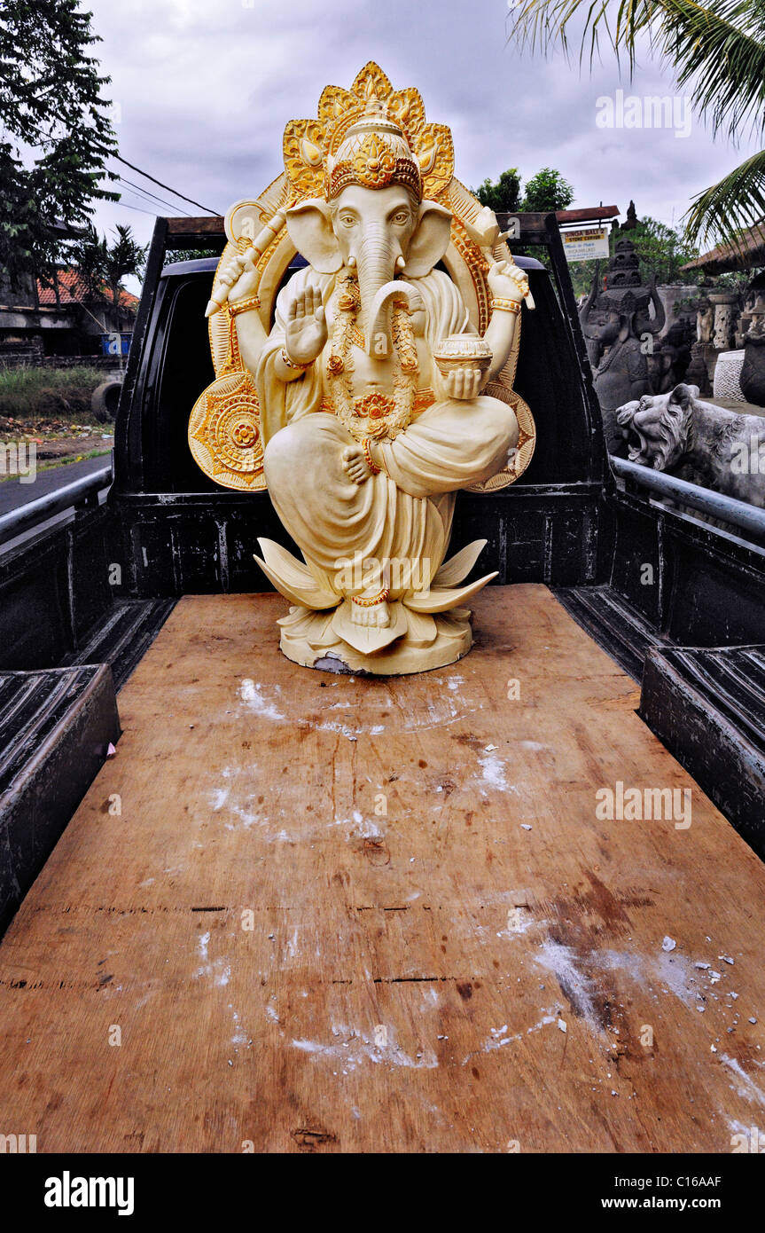 Statue von balinesischen Mythologie auf einen Pickup-Truck, Bali, Indonesien Stockfoto