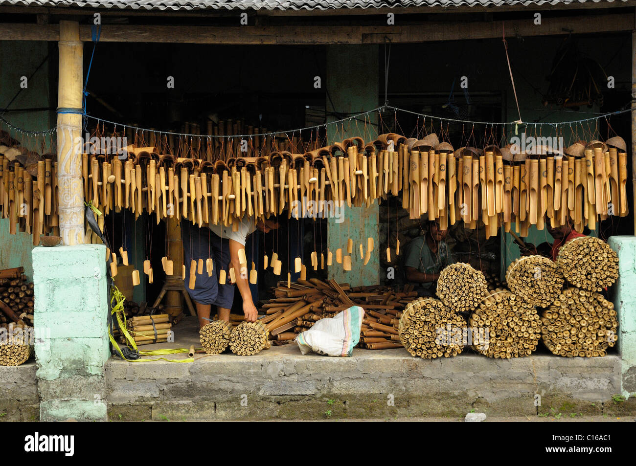 Herstellung von Bambus Windspiel in der Nhe von Ubud, Bali, Indonesien  Stockfotografie - Alamy