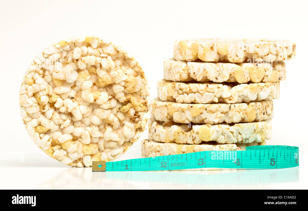 Low fat Reiskuchen mit Maßband sliming Konzept auf weiß. Stockfoto