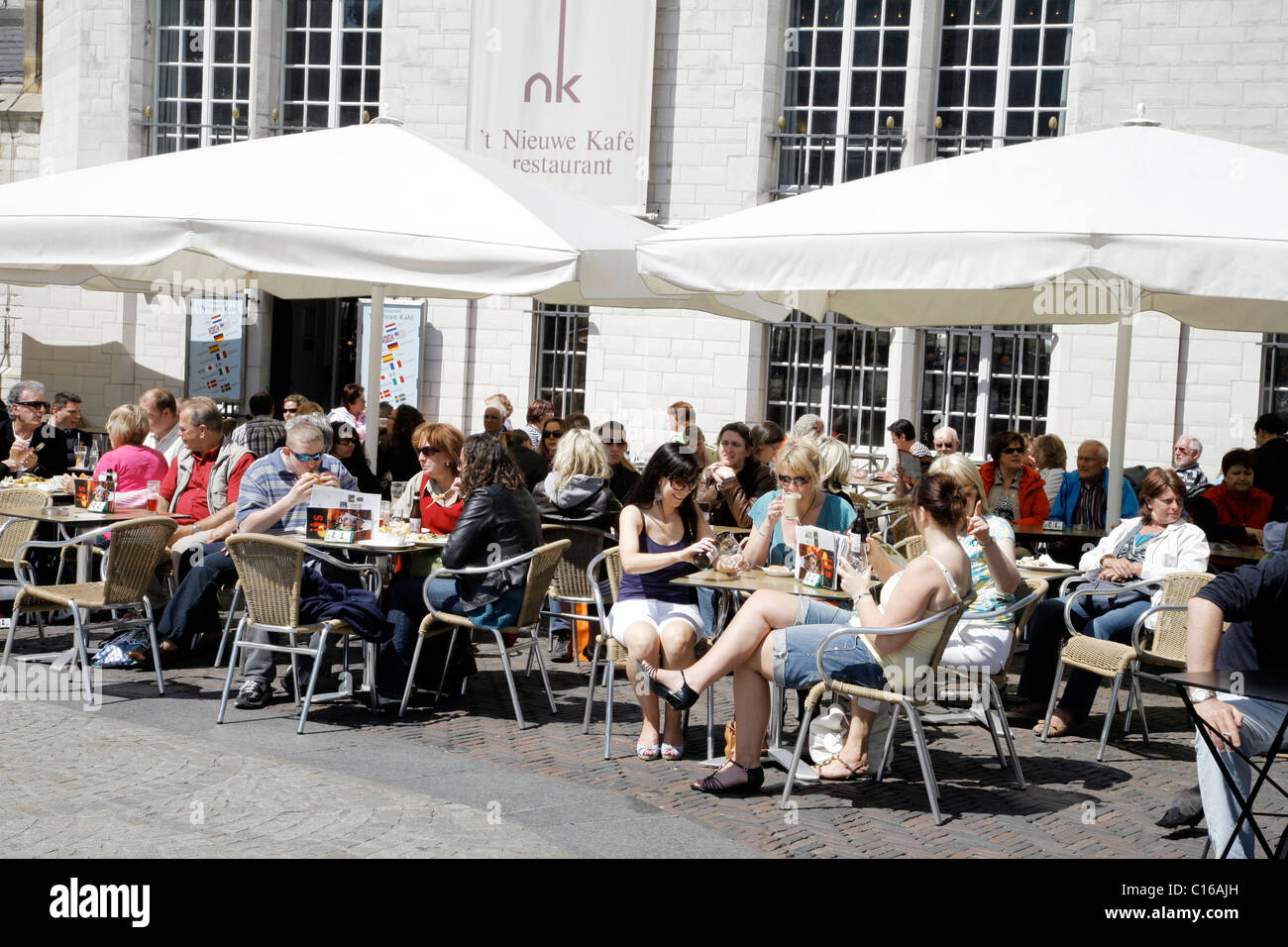 Strassencafé, Restaurant am Nieuwe Kerk oder New Church auf Dam Square, Amsterdam, Niederlande, Europa Stockfoto