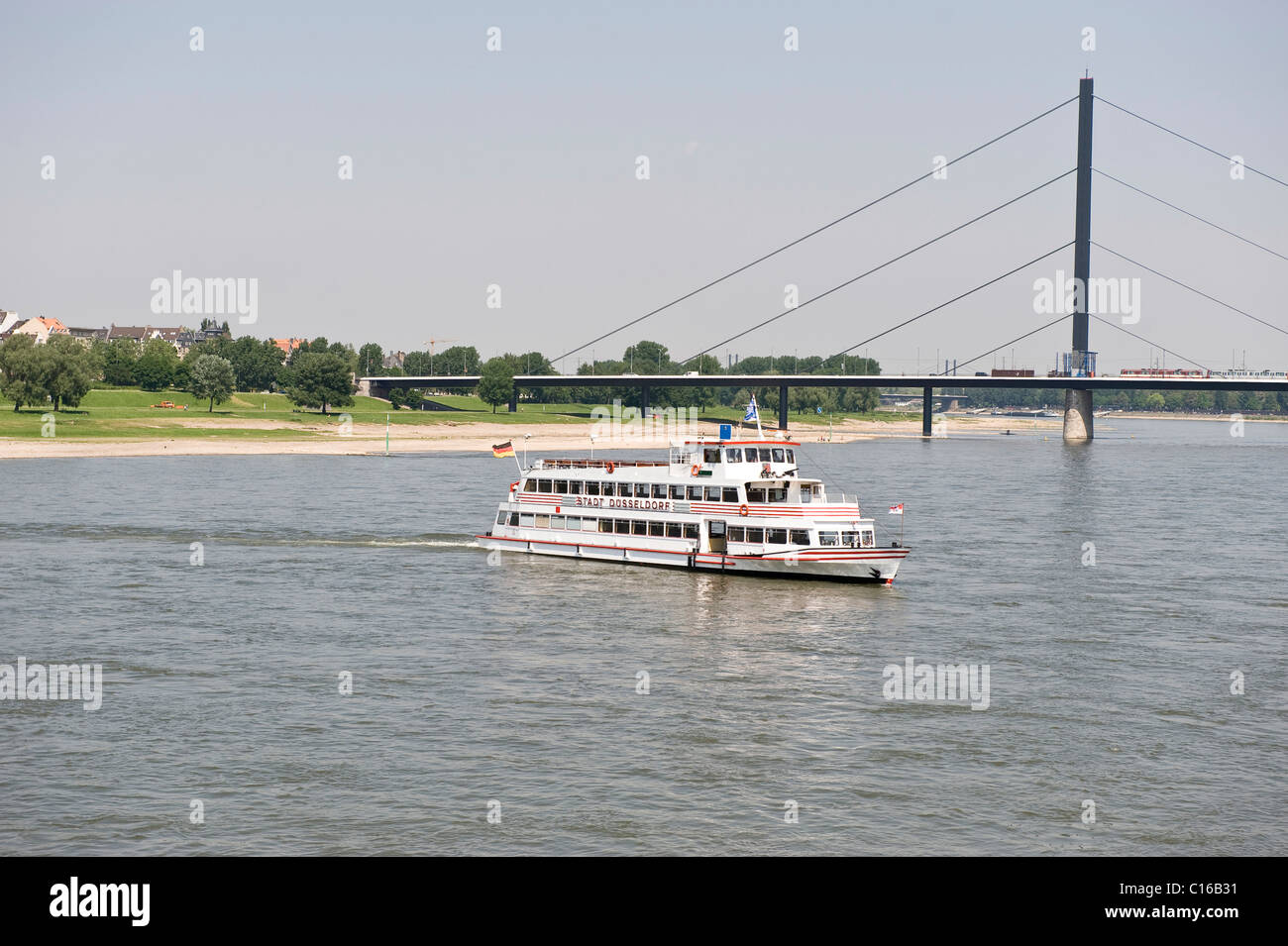 Turn-around-Manöver, Passagierschiff auf dem Rhein von Düsseldorf, Nordrhein-Westfalen, Deutschland, Europa Stockfoto