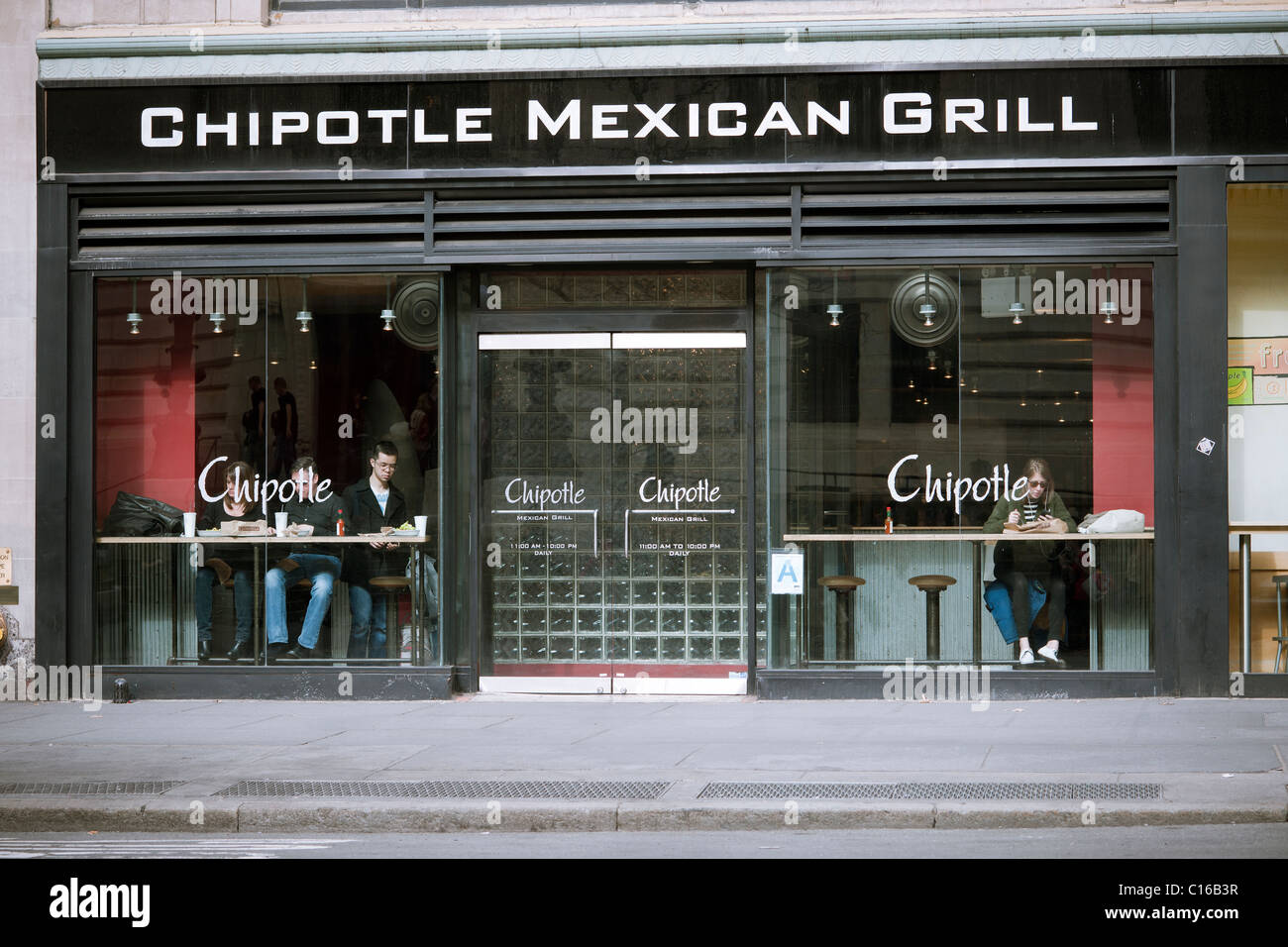 Chipotle Mexican Grill Restaurant In Midtown Manhattan In New York Am Samstag 5 Marz 2011 C Richard B Levine Stockfotografie Alamy