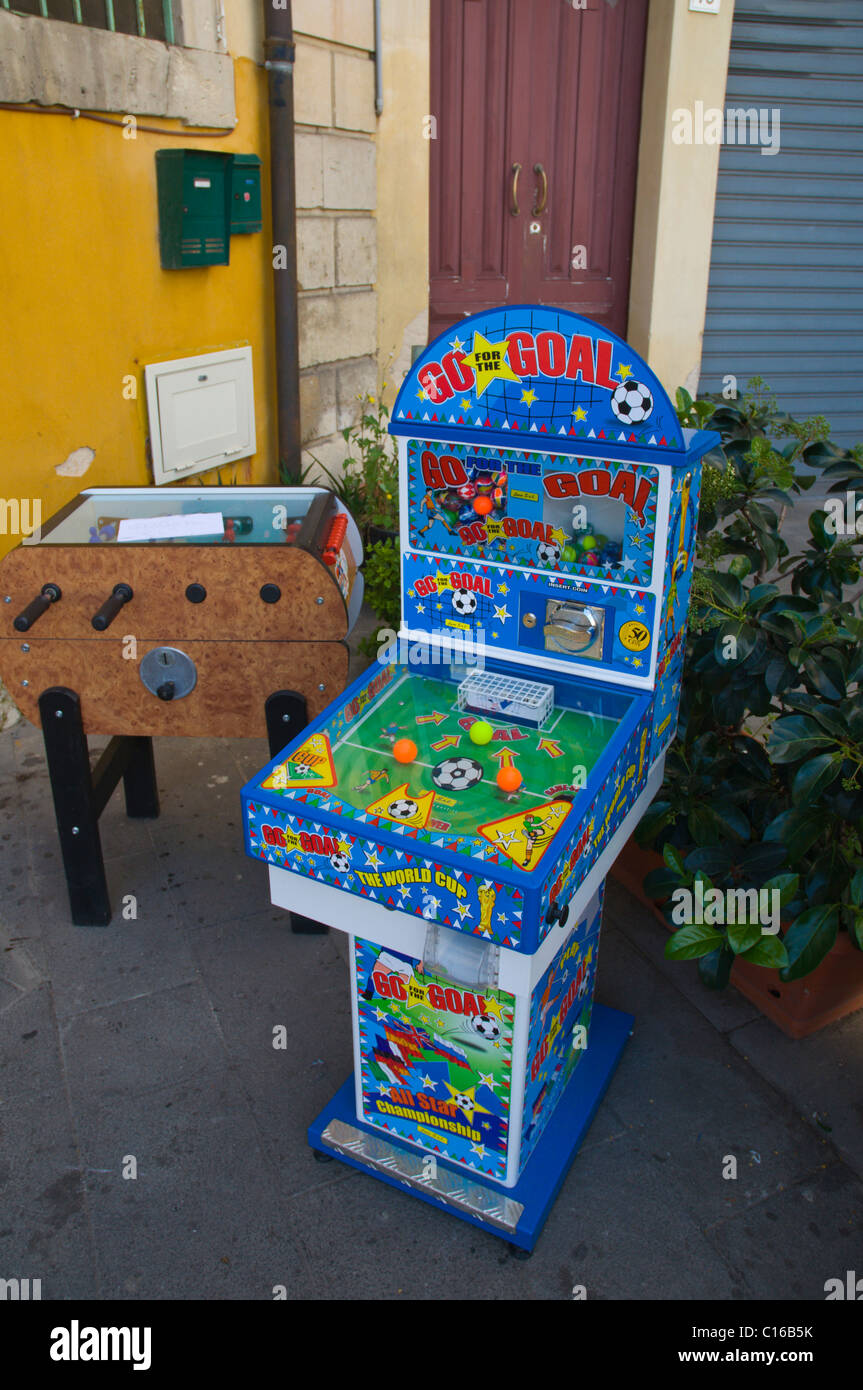 Elektronische Spiele für Kinder draußen ein Baby Café Syrakus Sizilien Italien Europa Stockfoto