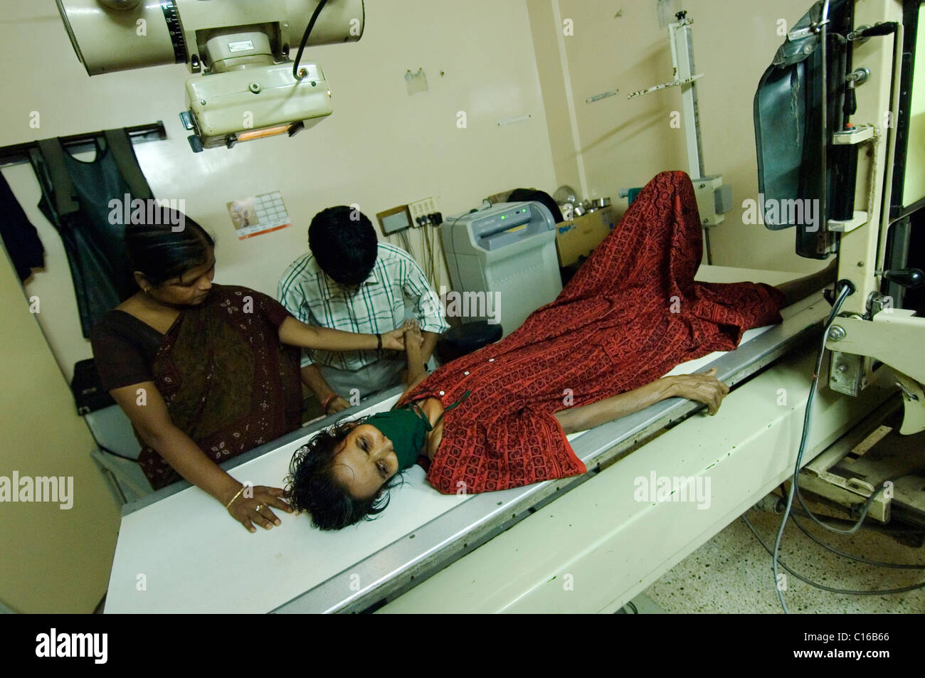 Najira Begum, 35, multiresistente Tuberkulose Patienten, in Anwesenheit einer Sozialarbeiterin in geröntgt wird eine Stockfoto