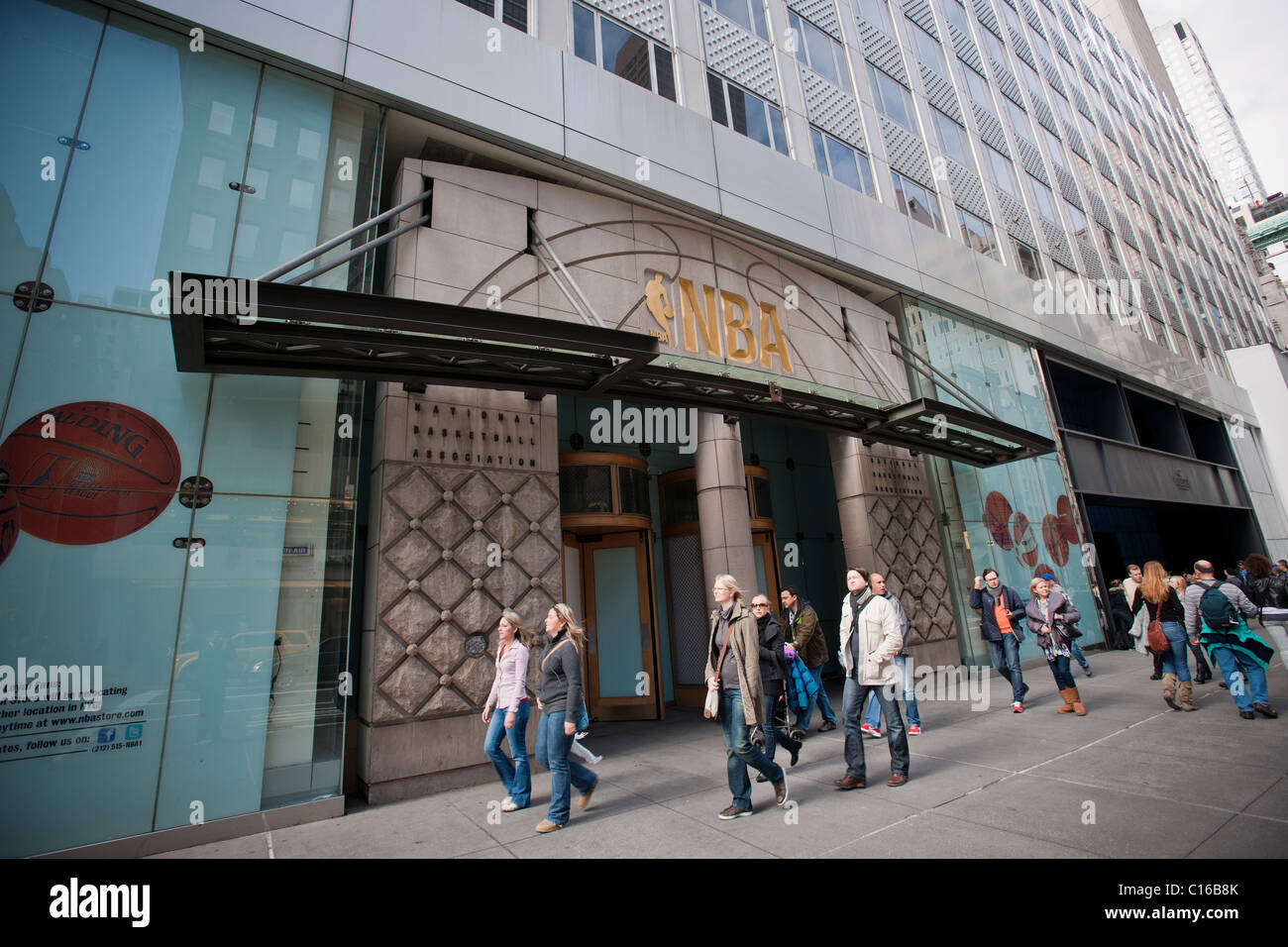 Der geschlossene NBA Store auf der Fifth Avenue in Manhattan in New York City Stockfoto