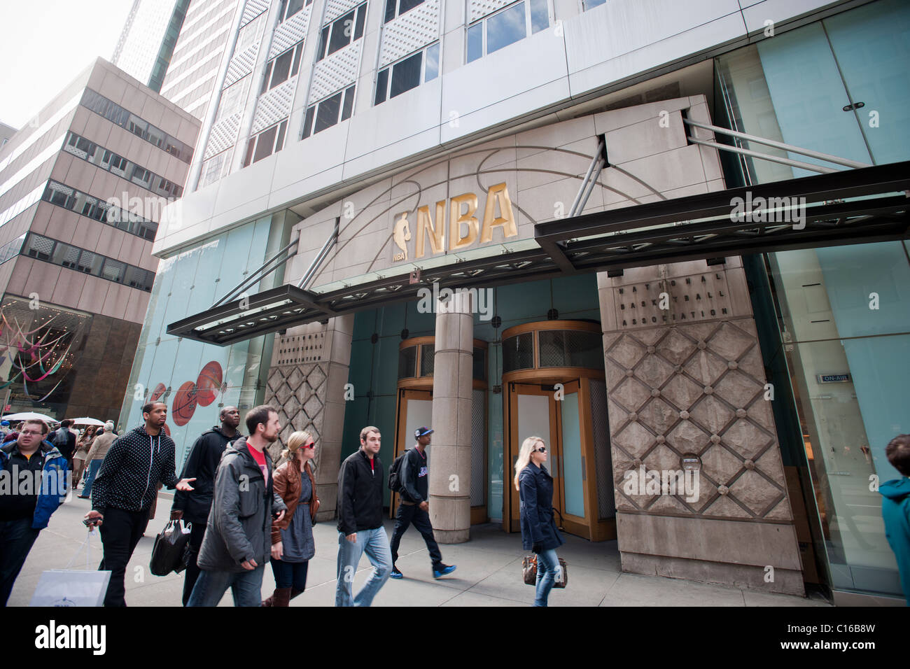 Der geschlossene NBA Store auf der Fifth Avenue in Manhattan in New York City Stockfoto
