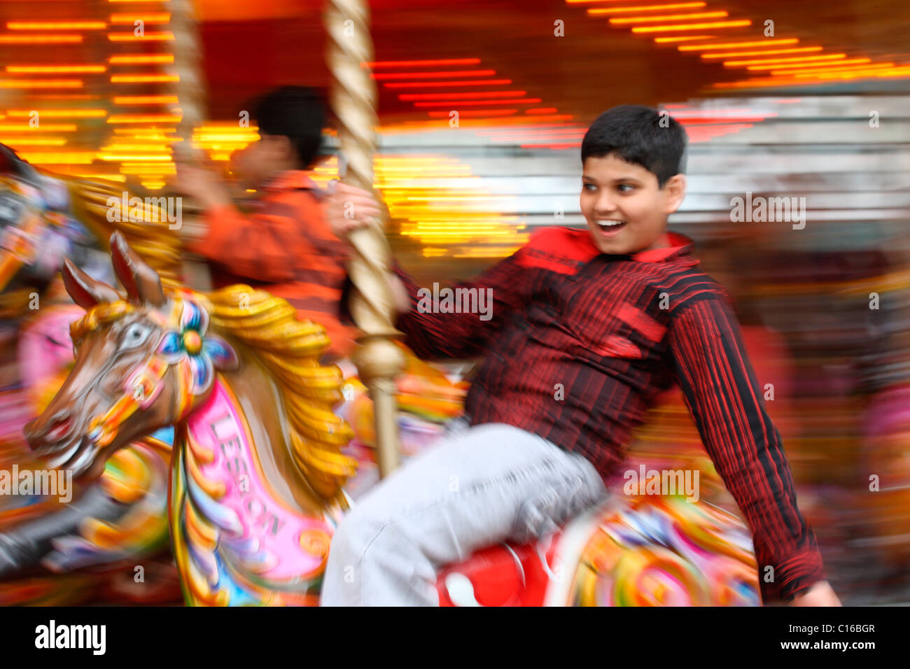 Kinder auf einem Karussell, London Eye Fair, London, England, Großbritannien, Europa Stockfoto