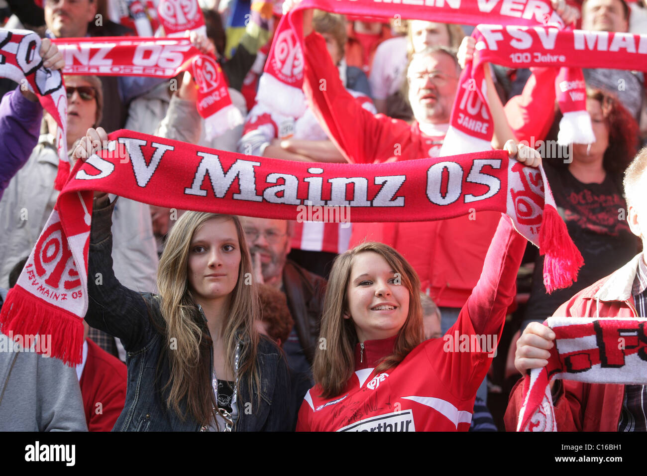 Fans des FSV Mainz 05 zeigen ihre Team-Schals Stockfoto