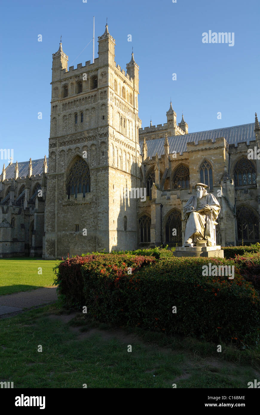 Statue des anglikanischen Theologen Richard Hooker vor St.-Petri Dom, Exeter, England, Großbritannien, Europa Stockfoto