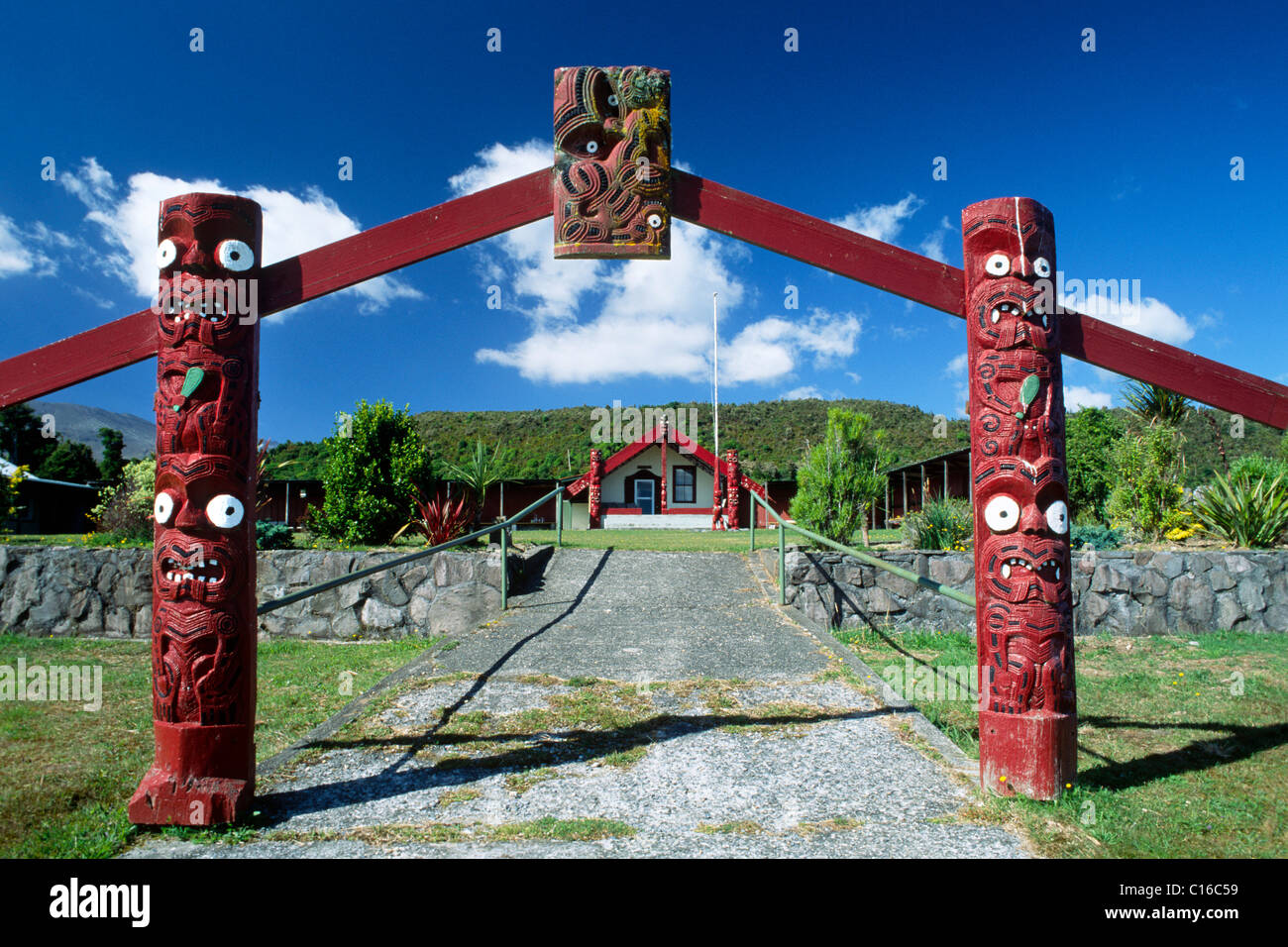 Eingangstor zu einem Marae-Treffpunkt der Maoris, Südinsel, Neuseeland Stockfoto