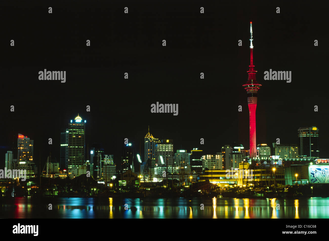 Skyline von Auckland bei Nacht, Auckland, Nordinsel, Neuseeland Stockfoto