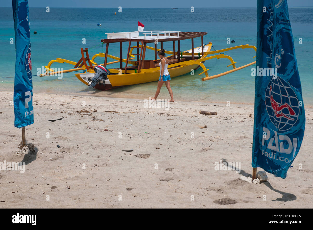 PADI Dive Boot verankert am Strand von Gili Trawangan, eine kleine Insel vor Lombok Indonesien Stockfoto