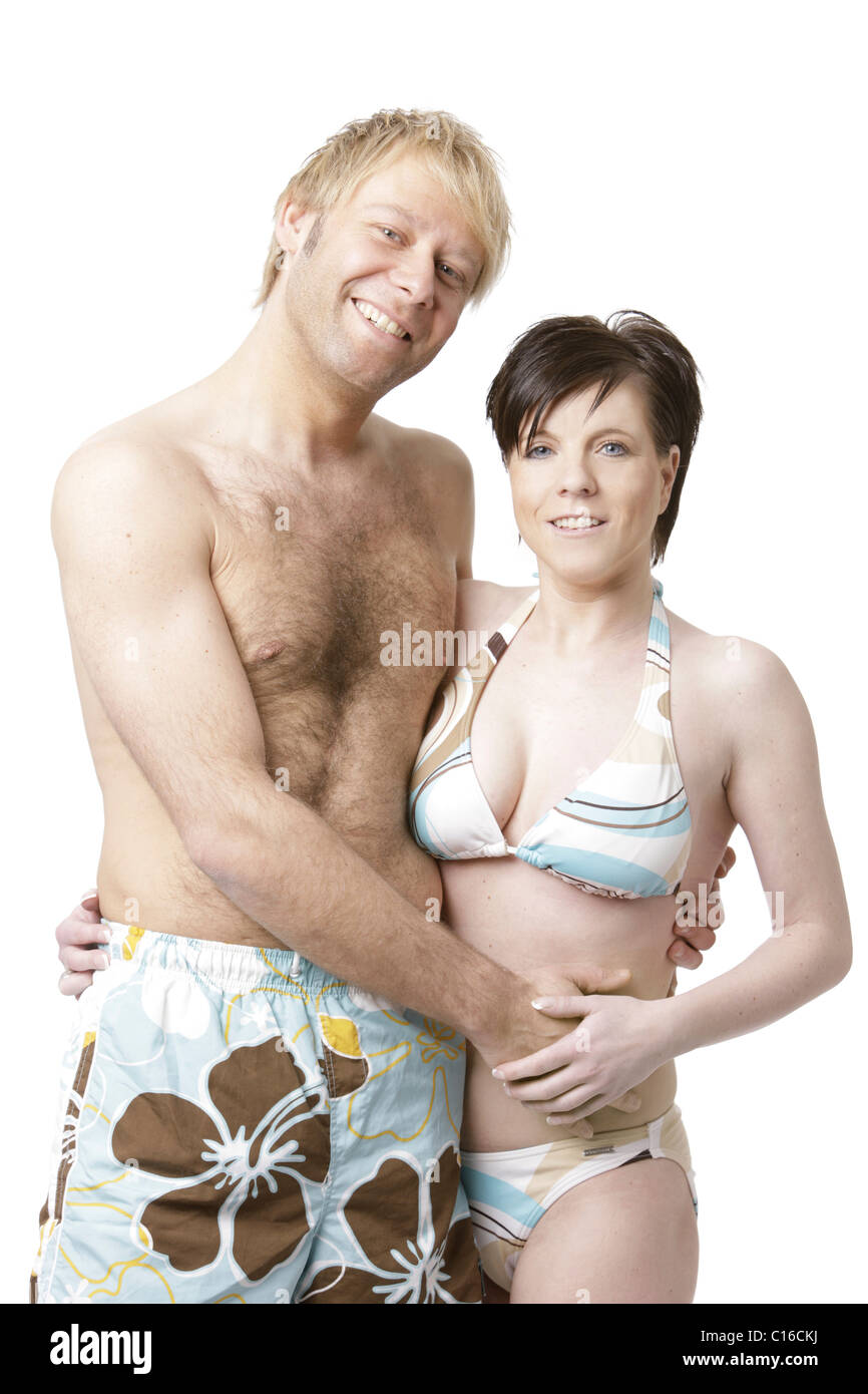 Blonde Mann und dunkelhaarige Frau trägt Badeanzüge Stockfoto