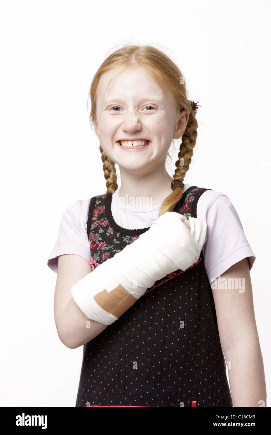 8-jähriges Mädchen zeigt ihren verputzten Arm, lachen Stockfoto