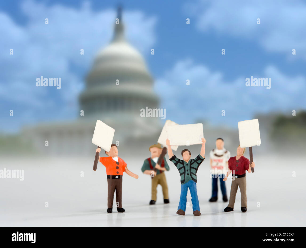 Demonstranten auf das Capital Building-Konzept-Bild. Modell Figuren Demonstranten in Washington. Stockfoto
