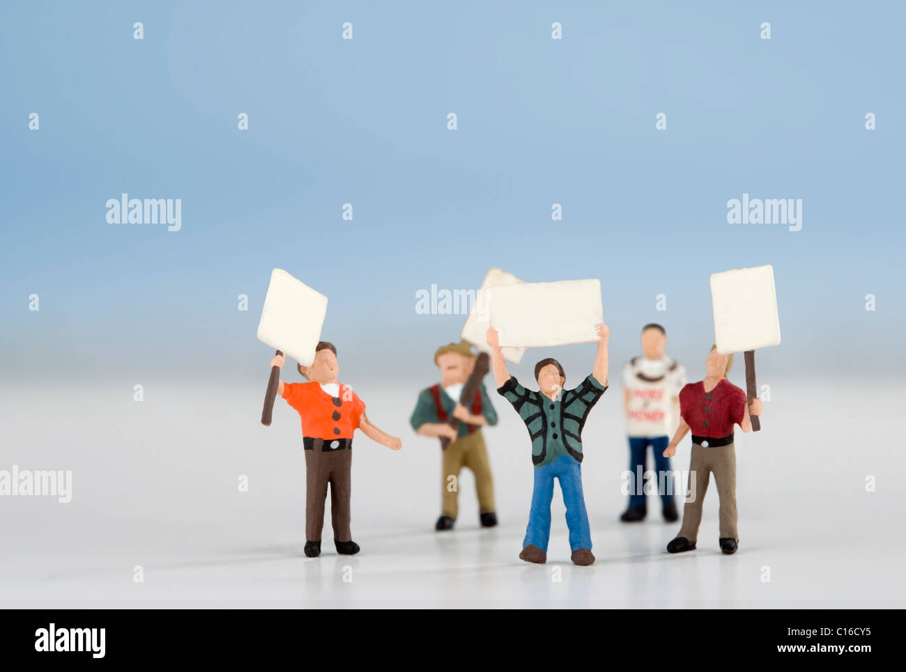 Modellfiguren Demonstranten in der Straße mit Parolen und Plakaten Stockfoto